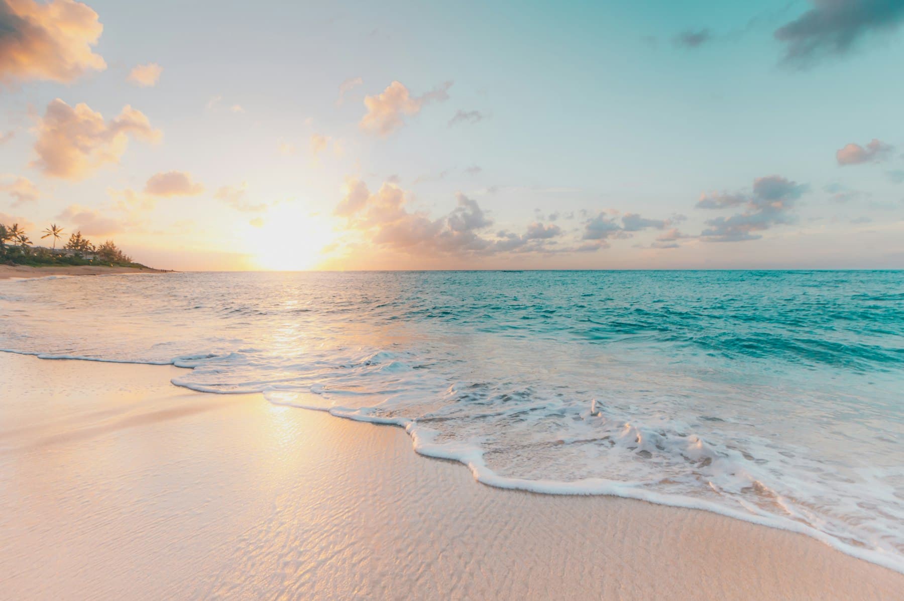 Plage au lever du soleil — un lieu fréquent de perte d'alliance ou de bague